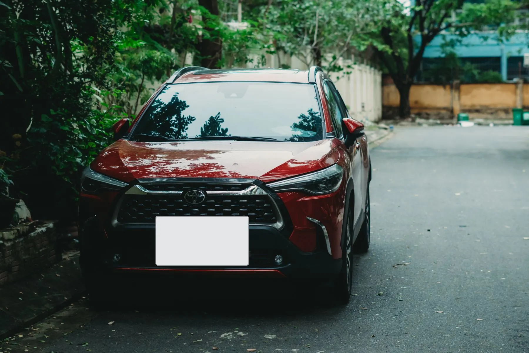 Toyota Corolla Cross rojo de tres cuartos delantero