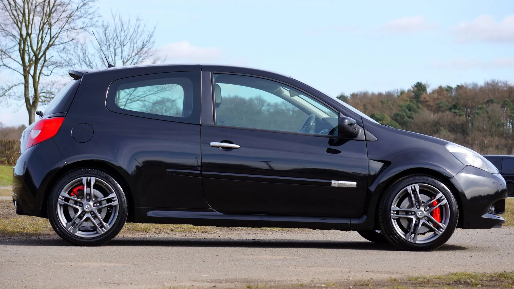 Renault Clio negro de perfil, con pinzas de freno rojas